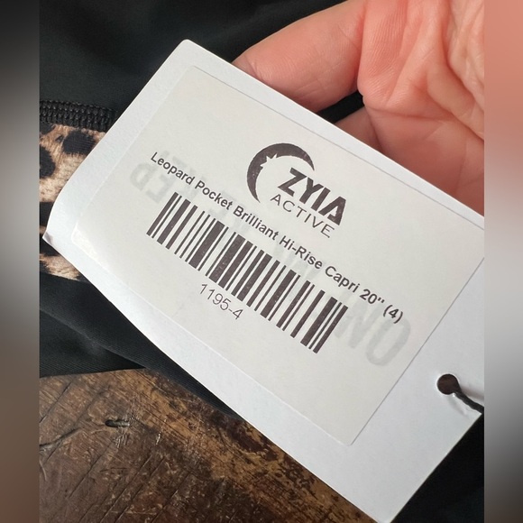 ZYIA Leopard Pocket High Rise Capri Leggingsโ - Picture 5 of 6